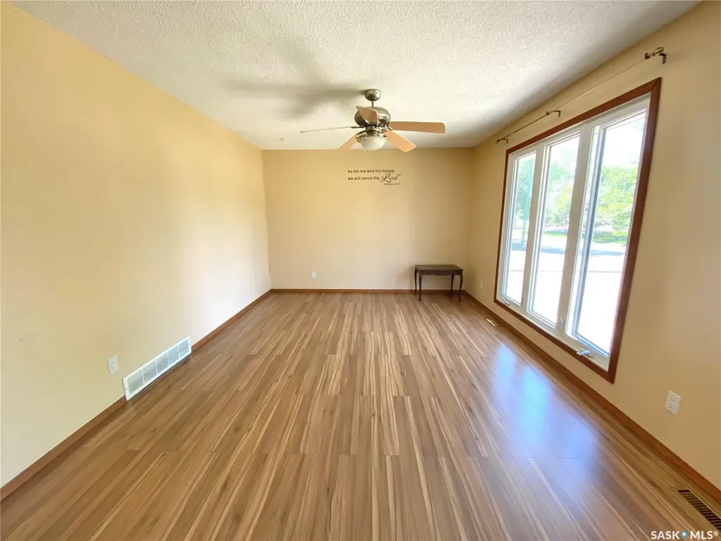 216 3rd Street E Frontier SK S0N 0W0