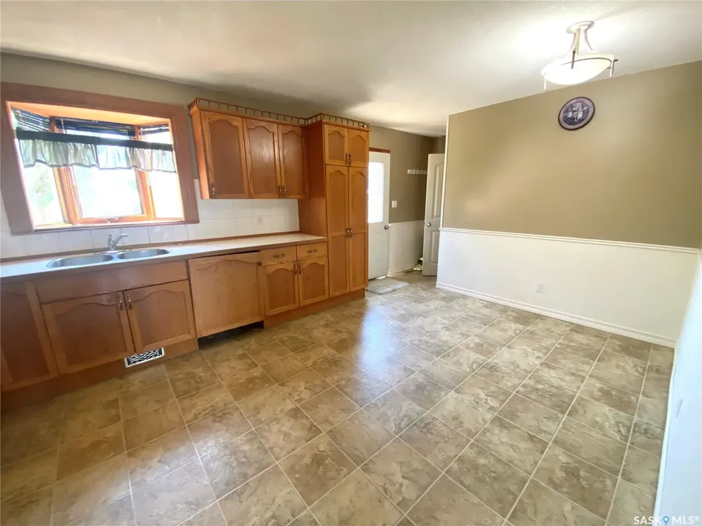 216 3rd Street E Frontier SK S0N 0W0
