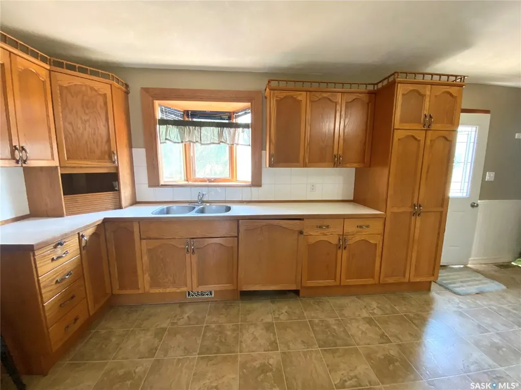 216 3rd Street E Frontier SK S0N 0W0