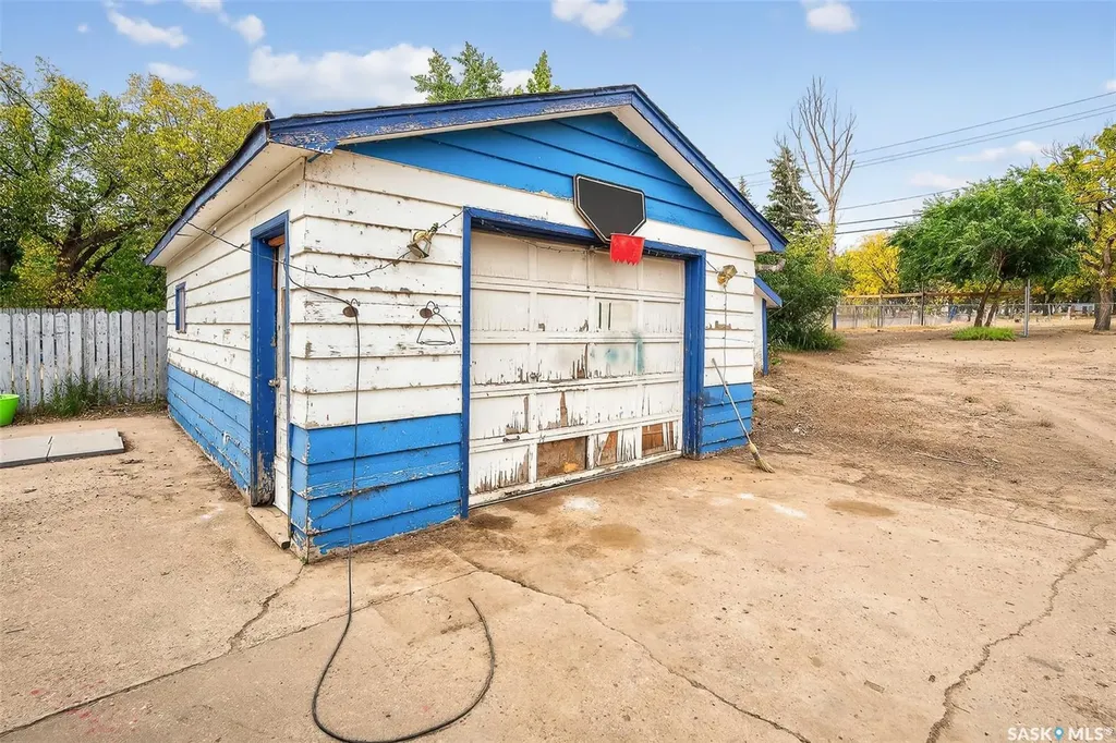 1038 Athabasca Street E Moose Jaw SK S6H 0N2