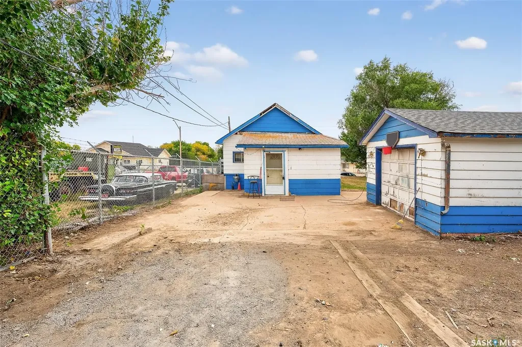 1038 Athabasca Street E Moose Jaw SK S6H 0N2