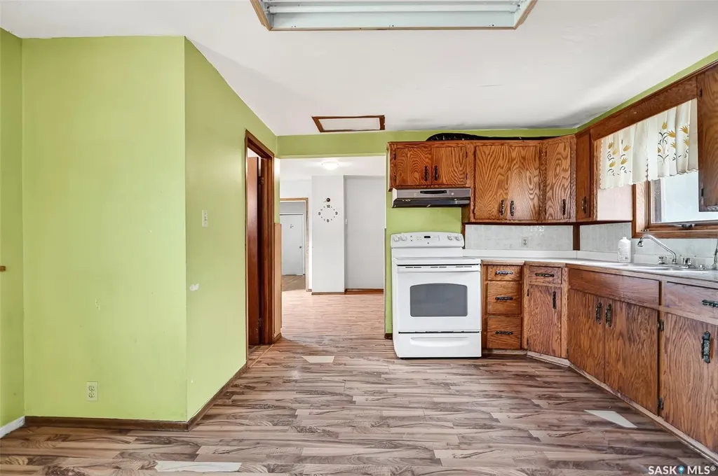 1038 Athabasca Street E Moose Jaw SK S6H 0N2