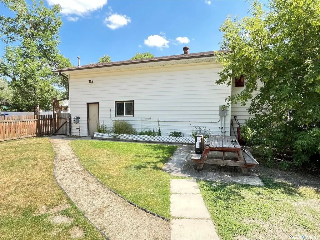 202 Hood Street Maple Creek SK S0N 1N0