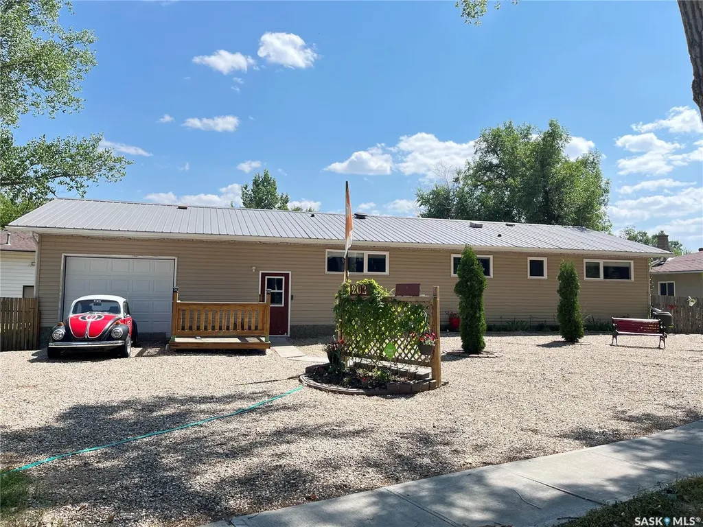 202 Hood Street Maple Creek SK S0N 1N0