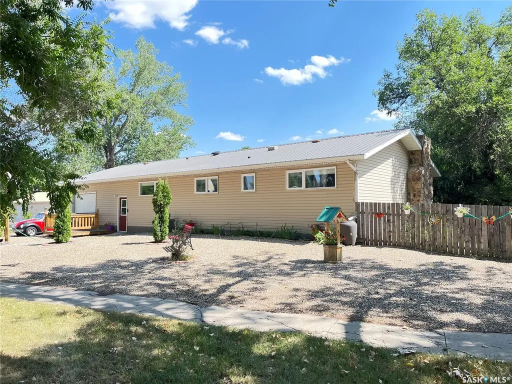 202 Hood Street Maple Creek SK S0N 1N0