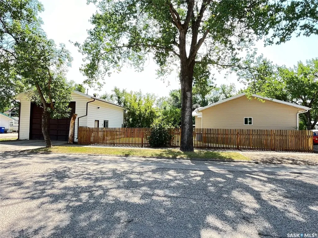 202 Hood Street Maple Creek SK S0N 1N0