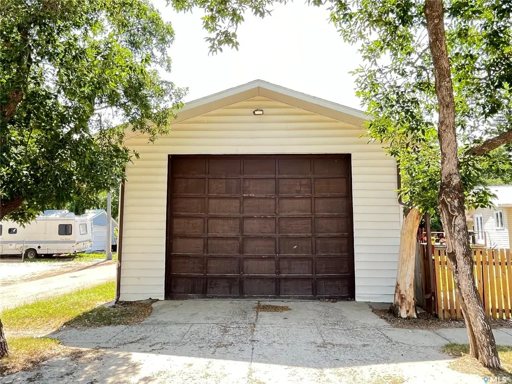 202 Hood Street Maple Creek SK S0N 1N0