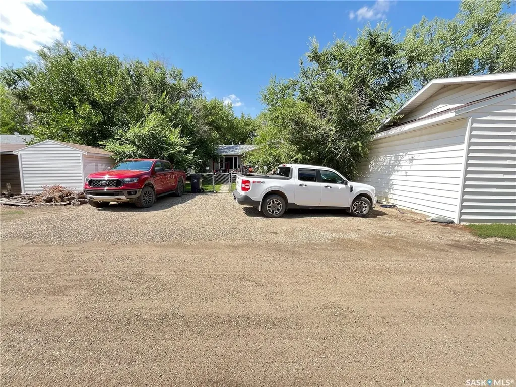 202 Hood Street Maple Creek SK S0N 1N0