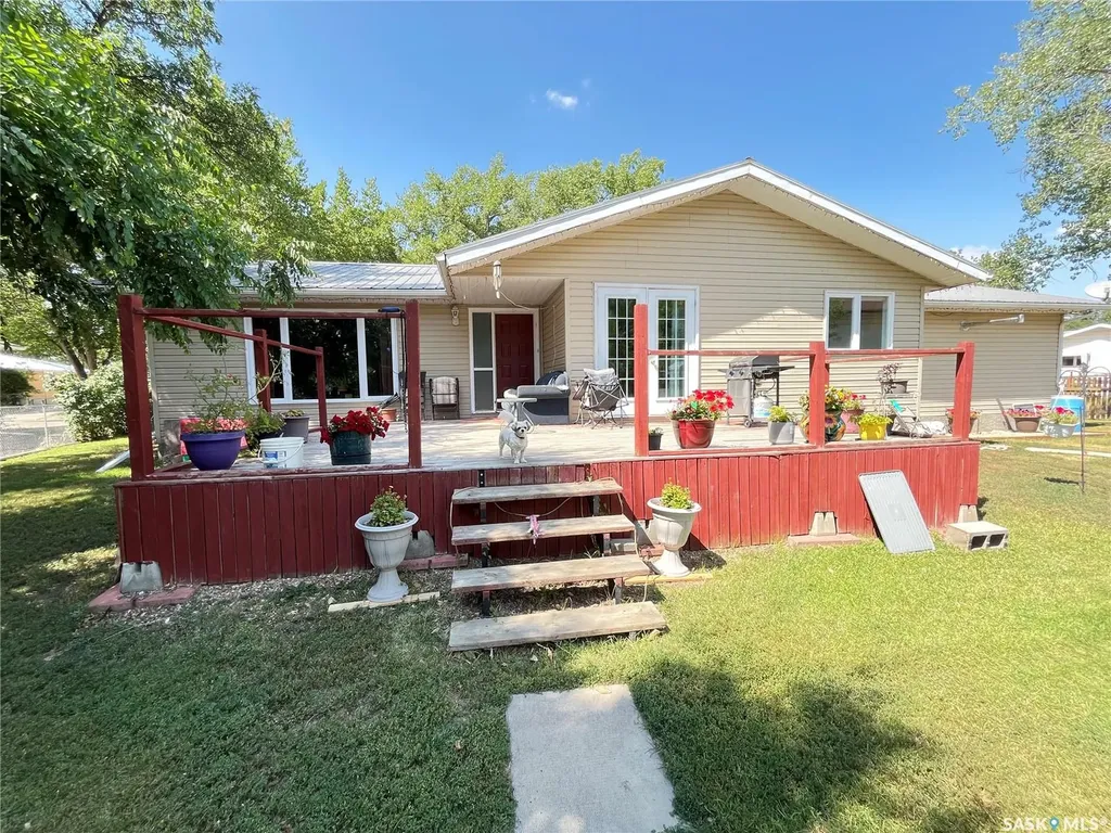 202 Hood Street Maple Creek SK S0N 1N0