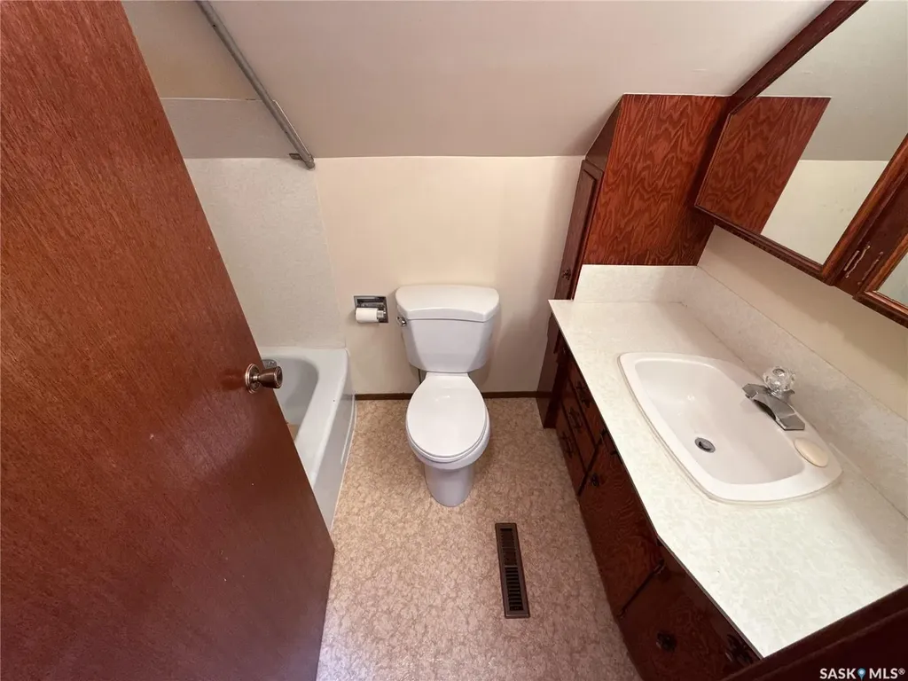 107 Centre Street Kincaid SK S0H 2J0