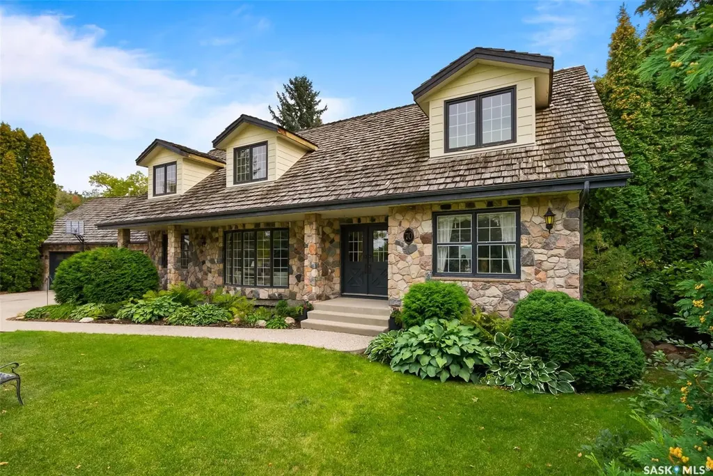 70 Lowry Place Regina SK S4S 6C7