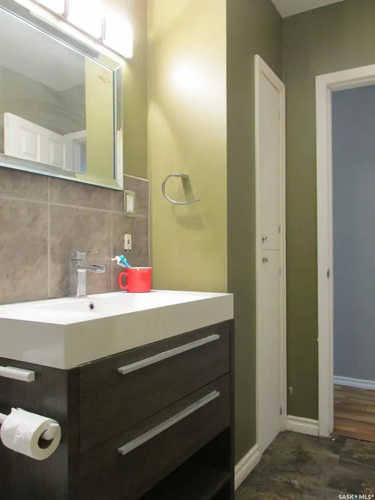 617 8th Avenue W Nipawin SK S0E 1E0