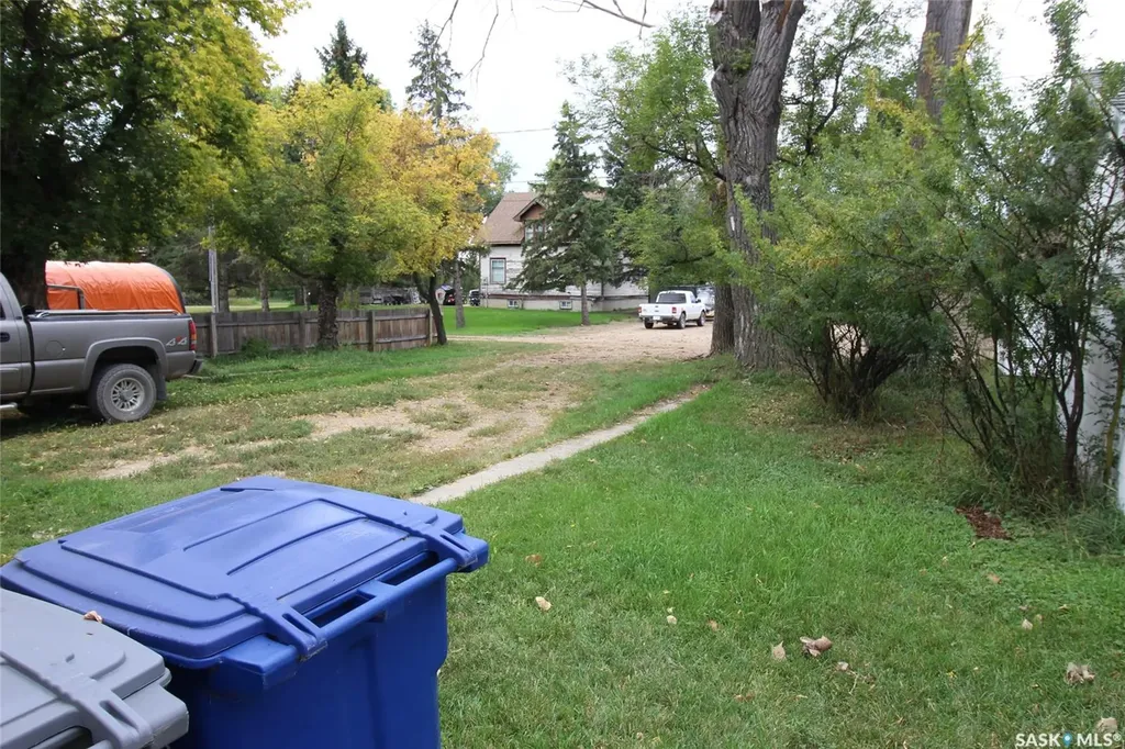 138 Redcoat Drive Eastend SK S0N 0T0