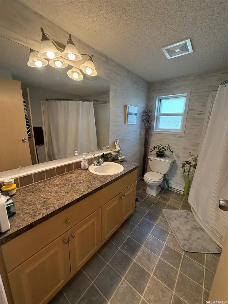 220 5th Street W Carnduff SK S0C 0S0