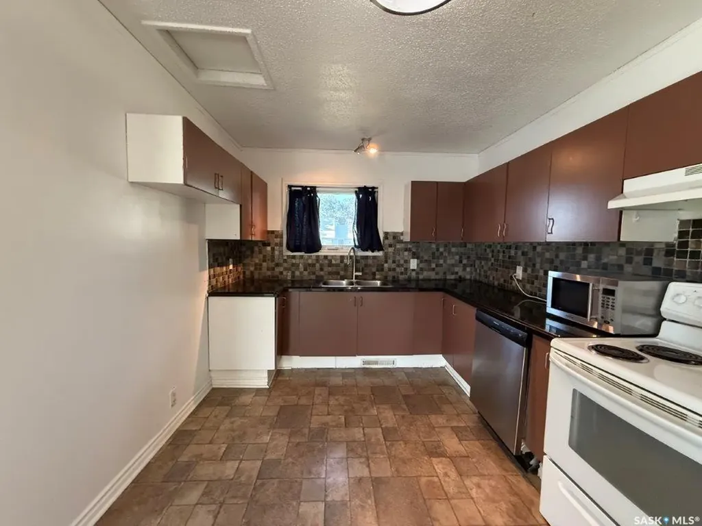 29 6th Street Crescent W Kindersley SK S0L 1S0