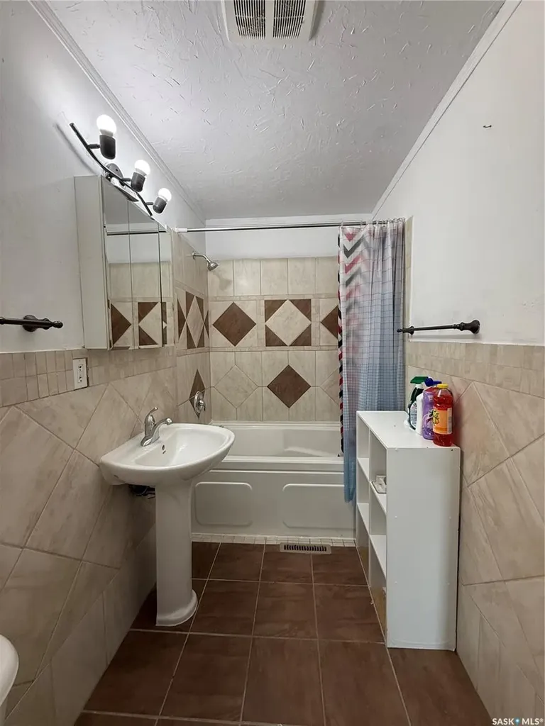 29 6th Street Crescent W Kindersley SK S0L 1S0