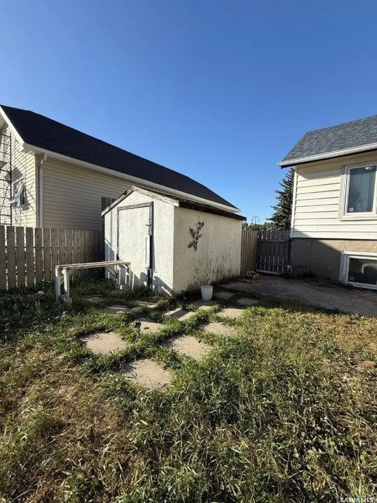 29 6th Street Crescent W Kindersley SK S0L 1S0
