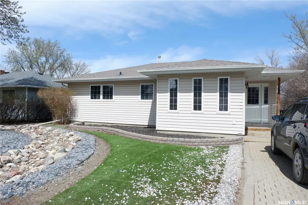 216 Dominion Road Assiniboia SK S0H 0B0