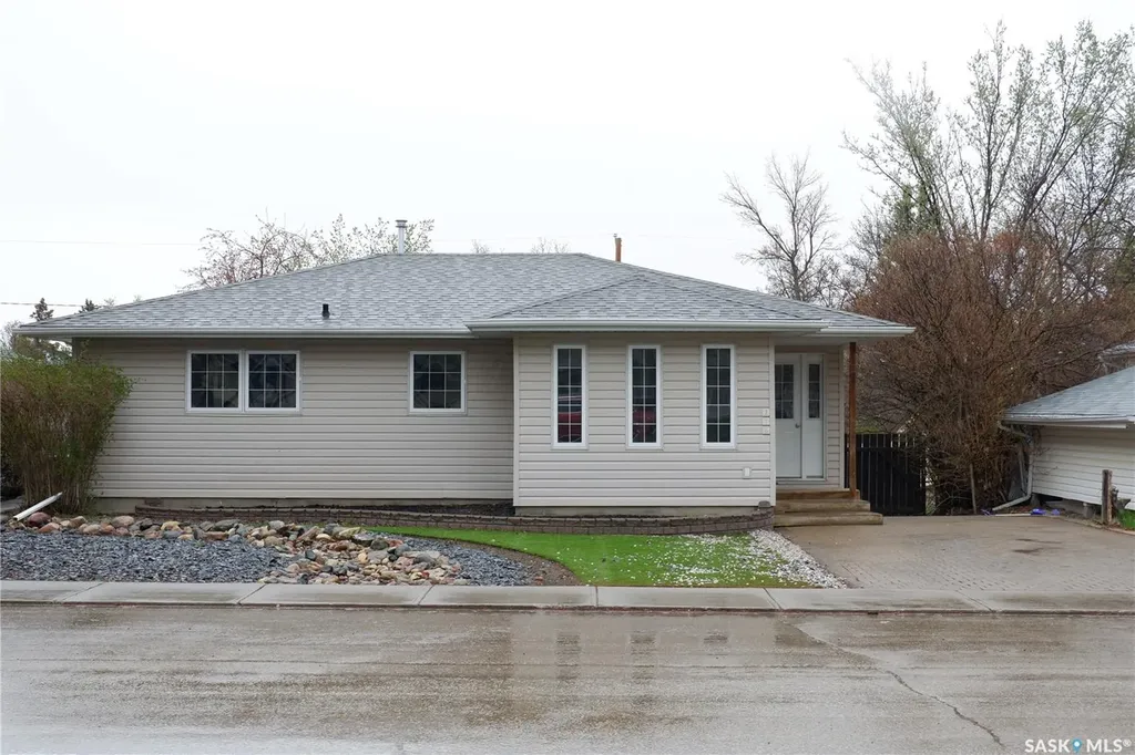 216 Dominion Road Assiniboia SK S0H 0B0