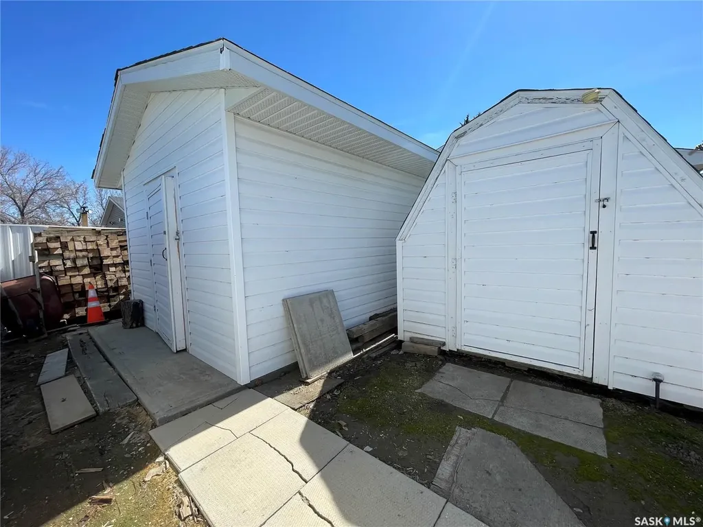 22 West Road Kindersley SK S0L 1S1