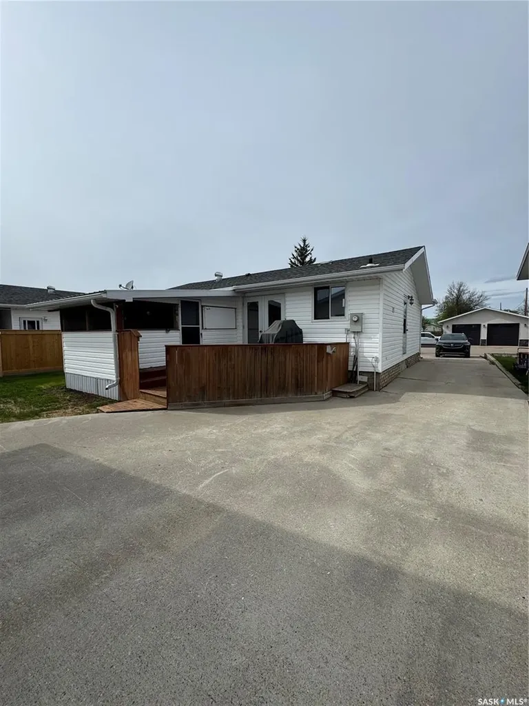 715 6th Avenue Hudson Bay SK S0E 0Y0