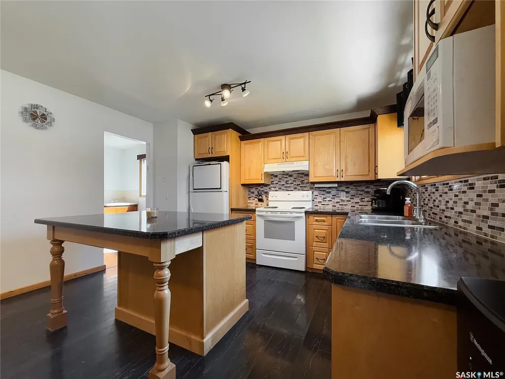 208 1st Street E Climax SK S0N 0N0