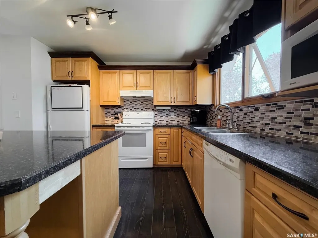 208 1st Street E Climax SK S0N 0N0