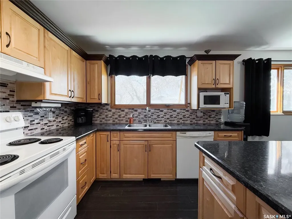 208 1st Street E Climax SK S0N 0N0