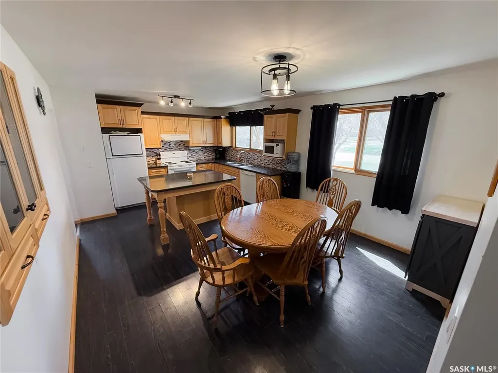 208 1st Street E Climax SK S0N 0N0