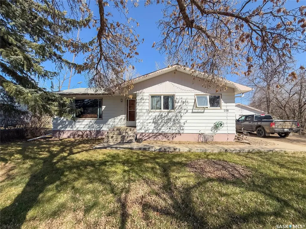 208 1st Street E Climax SK S0N 0N0