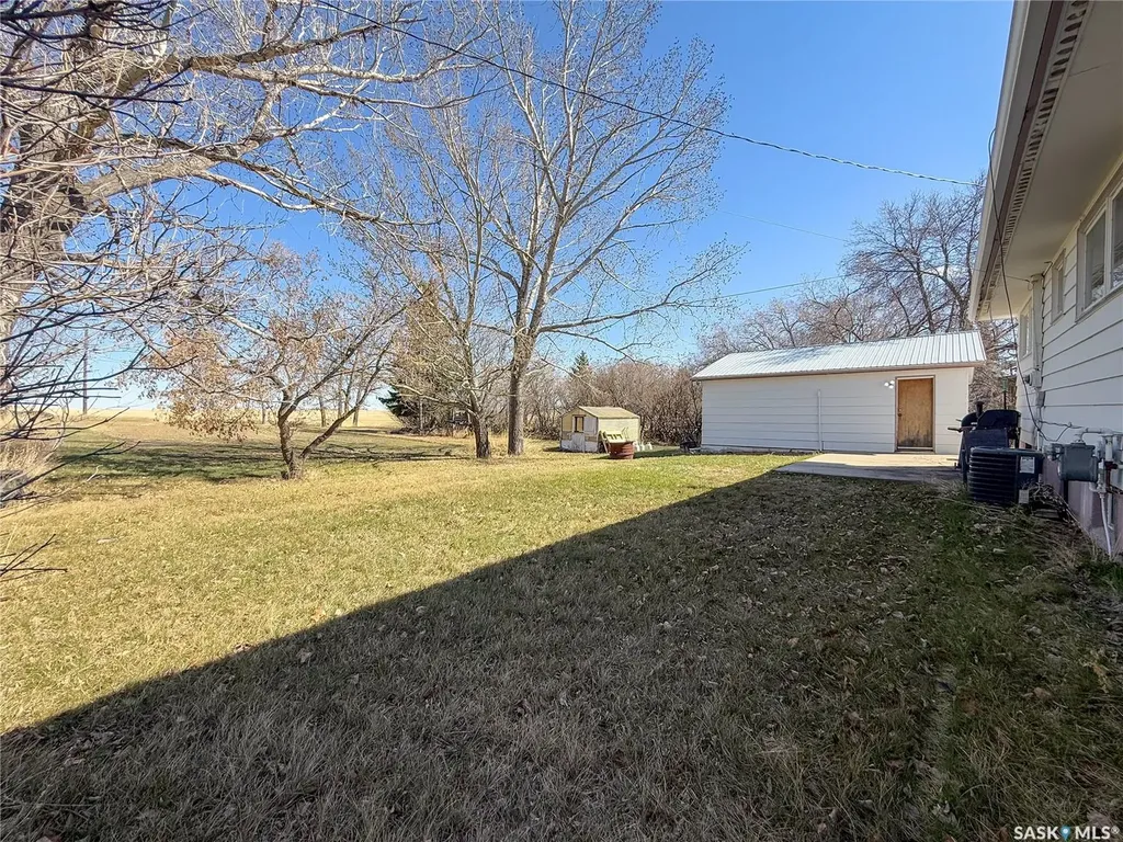 208 1st Street E Climax SK S0N 0N0