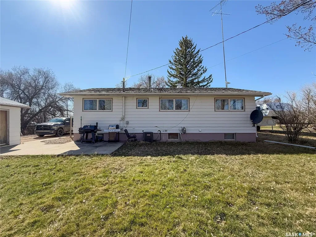 208 1st Street E Climax SK S0N 0N0