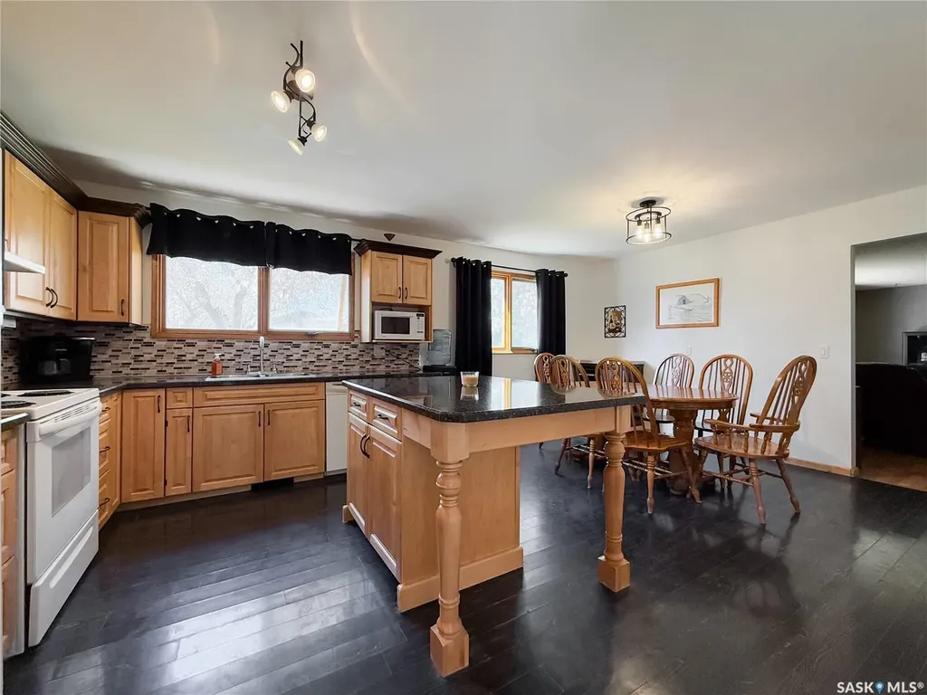 208 1st Street E Climax SK S0N 0N0