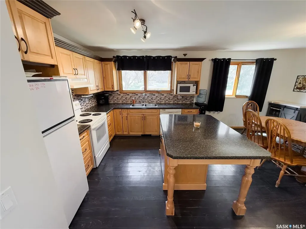 208 1st Street E Climax SK S0N 0N0