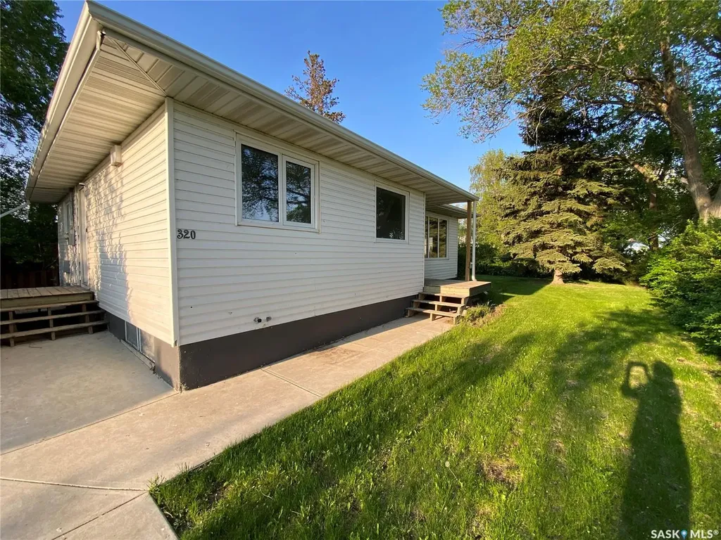 320 2 Street E Carnduff SK S0C 0S0