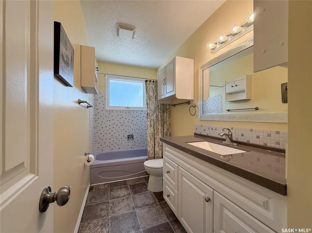 114-116 1st Street E Climax SK S0N 0N0