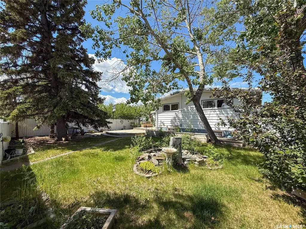 114-116 1st Street E Climax SK S0N 0N0