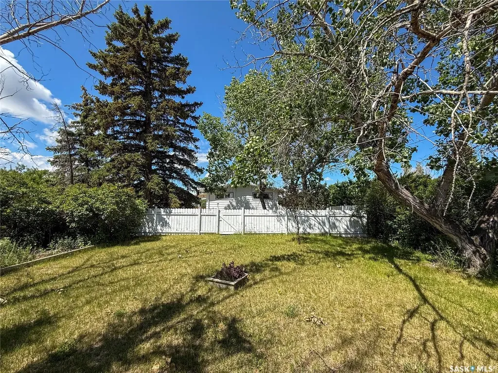 114-116 1st Street E Climax SK S0N 0N0