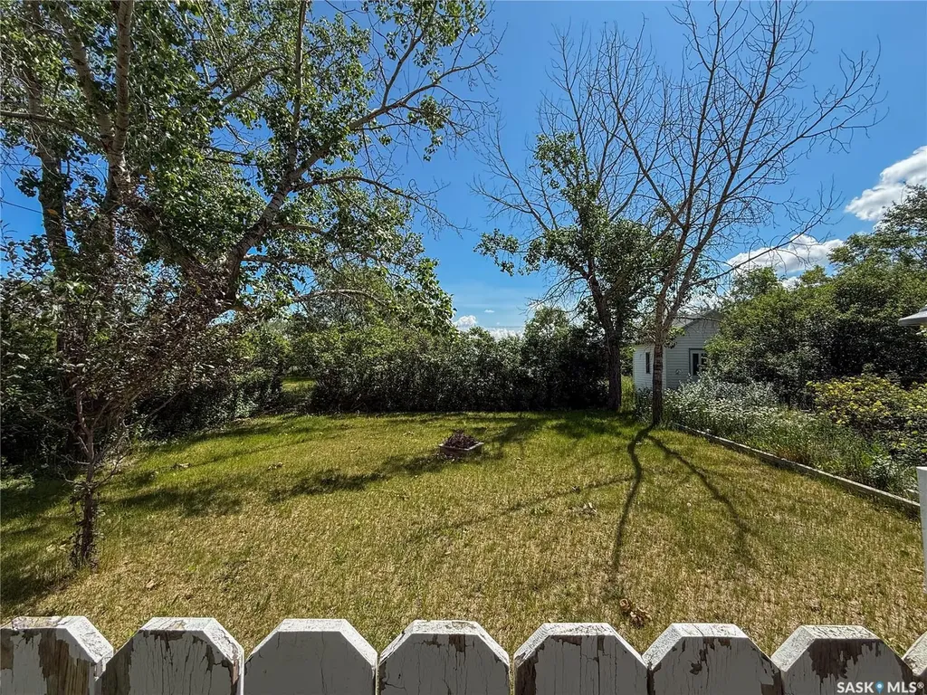 114-116 1st Street E Climax SK S0N 0N0