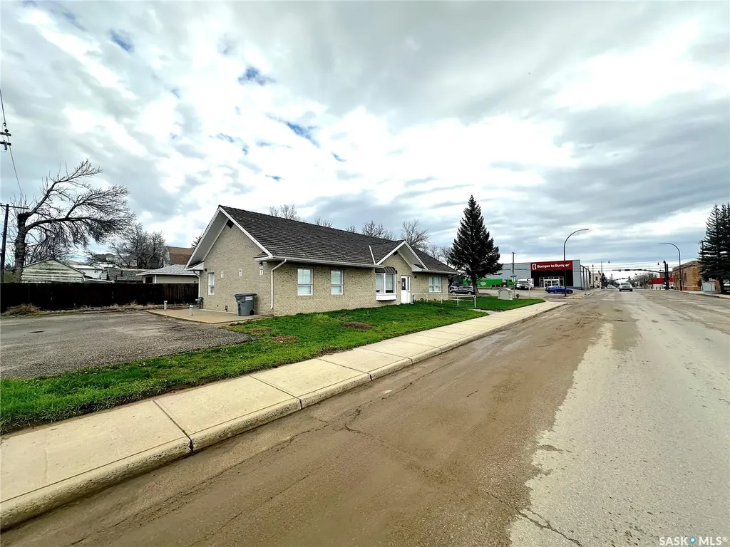 215 Chaplin Street W Swift Current SK S9H 0E8