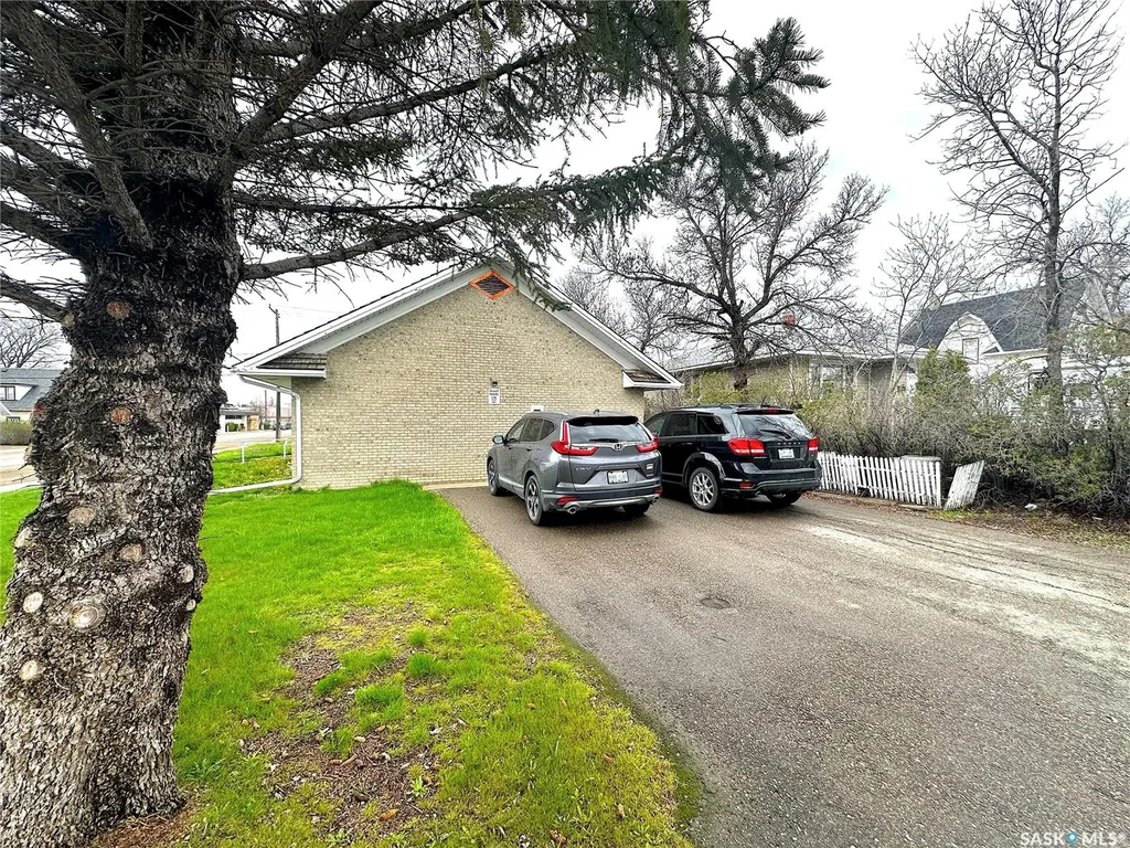 215 Chaplin Street W Swift Current SK S9H 0E8