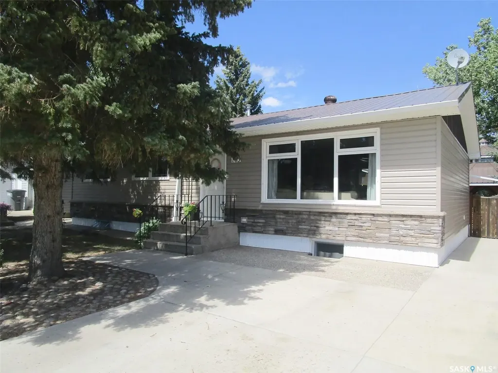 105 Assiniboia Avenue Assiniboia SK S0H 0B0