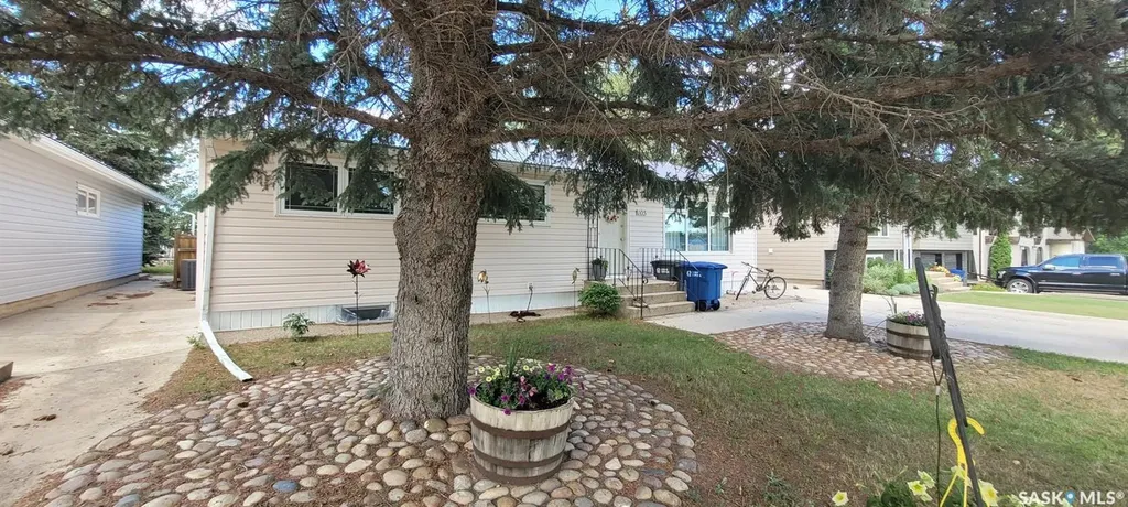 105 Assiniboia Avenue Assiniboia SK S0H 0B0