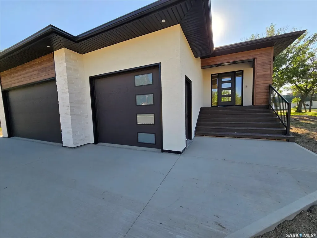 44 Kenney Crescent Weyburn SK S4H 1L3