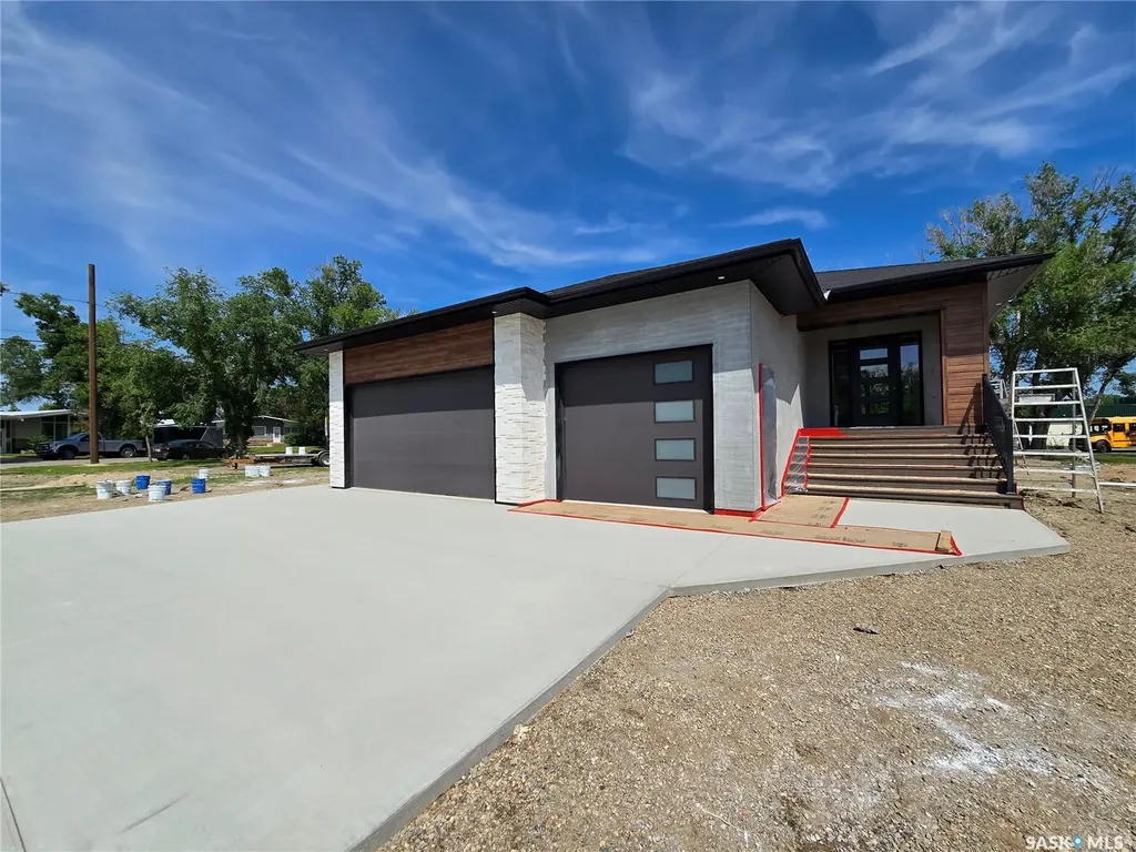 44 Kenney Crescent Weyburn SK S4H 1L3