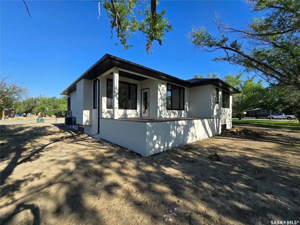 44 Kenney Crescent Weyburn SK S4H 1L3