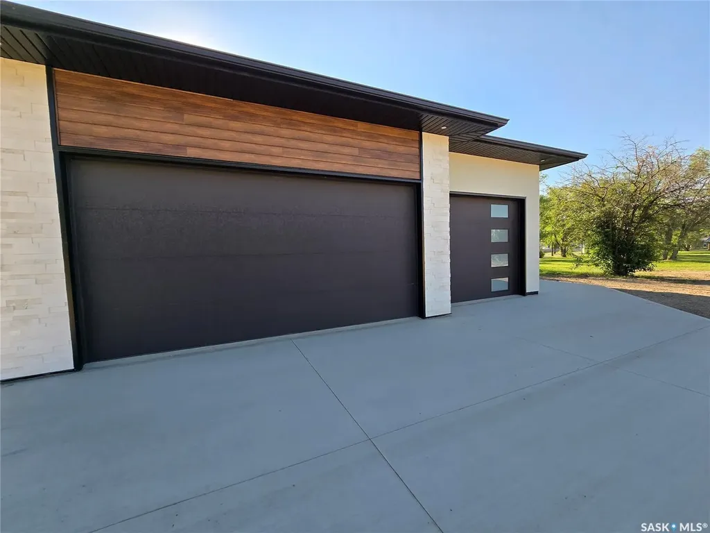 44 Kenney Crescent Weyburn SK S4H 1L3