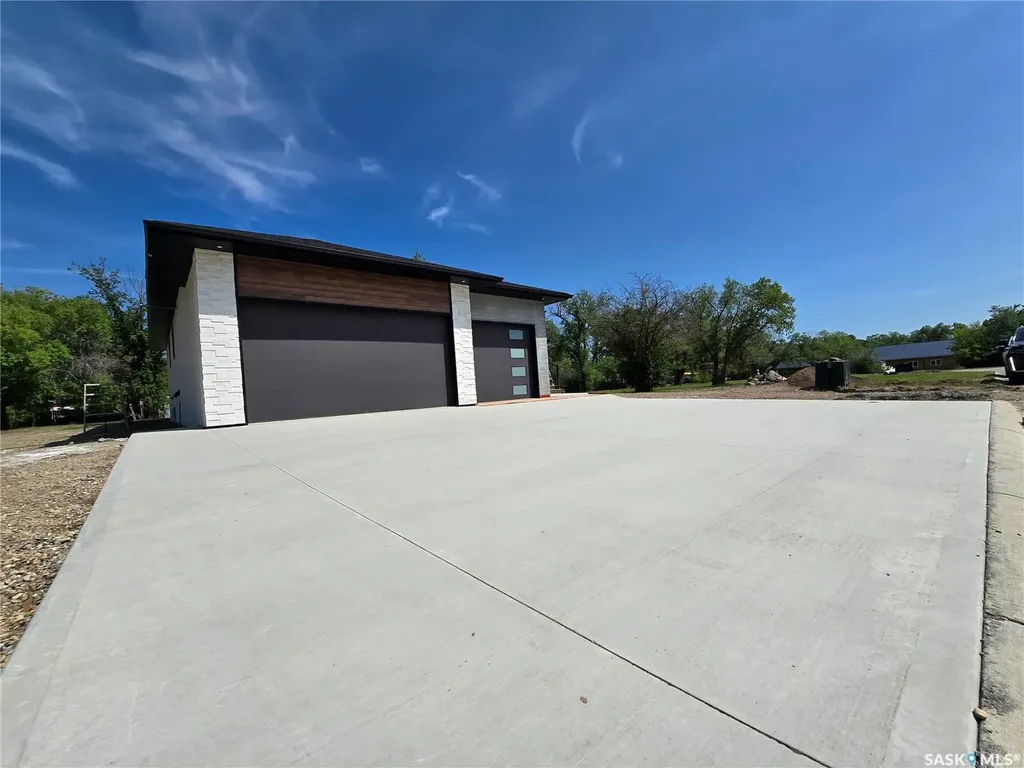 44 Kenney Crescent Weyburn SK S4H 1L3