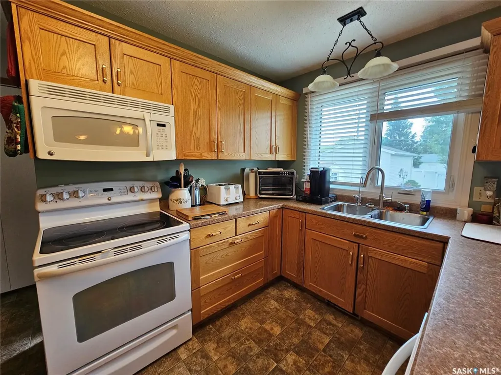 132 10th Avenue E Unity SK S0K 4L0