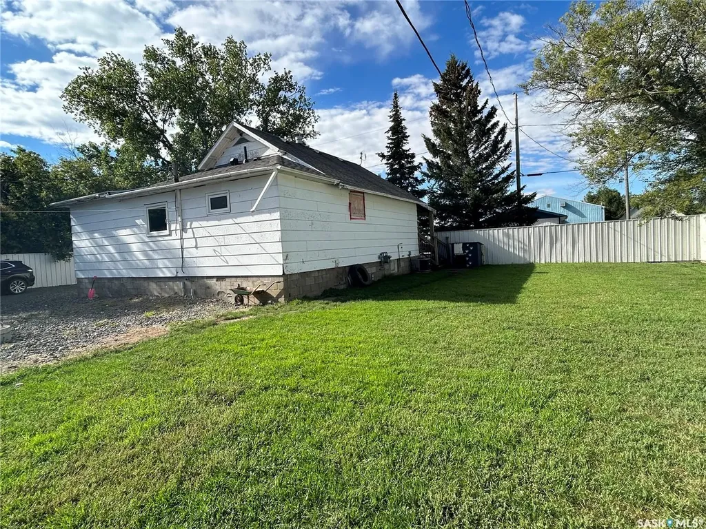 3 Coteau Avenue Halbrite SK S0C 1H0